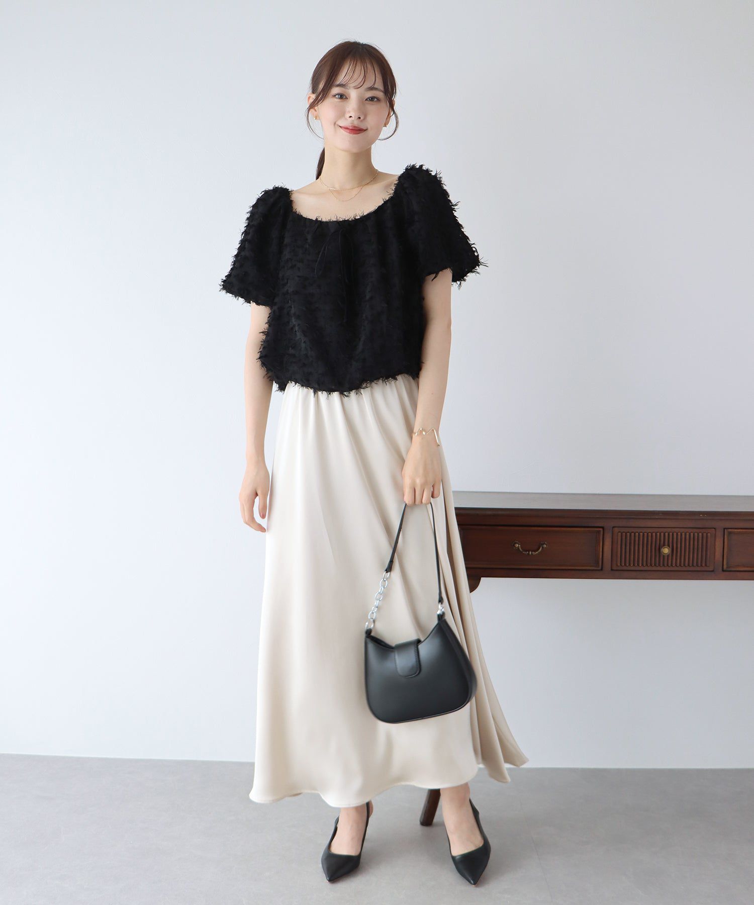 日本 BLUE EAST - 抽鬚感寬領泡泡袖上衣-淺杏