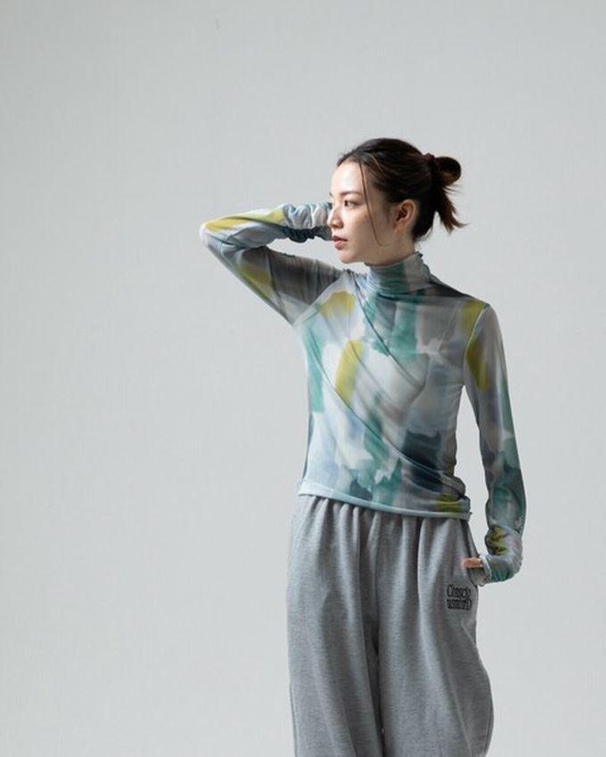 日本 gleam - 水彩畫風透膚皺摺高領長袖上衣-米棕x撞色系