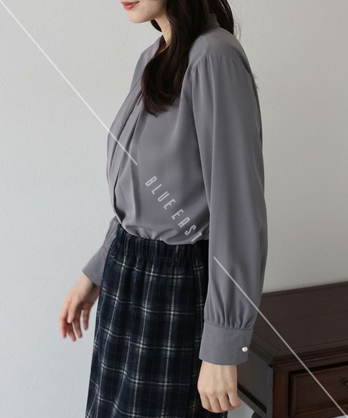 日本 BLUE EAST - 2way領知性整潔感打褶長袖上衣-珍珠袖扣-藍