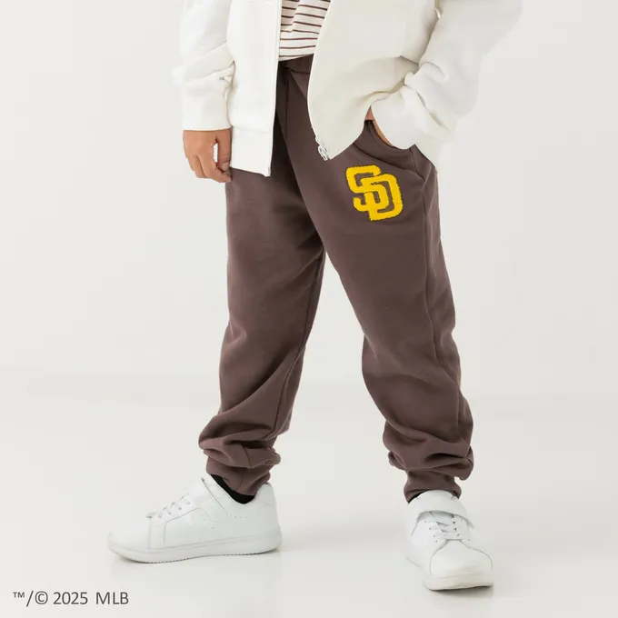 日本 Chil2 - MLB聯名 立體刺繡縮口長褲-紐約洋基-淺灰