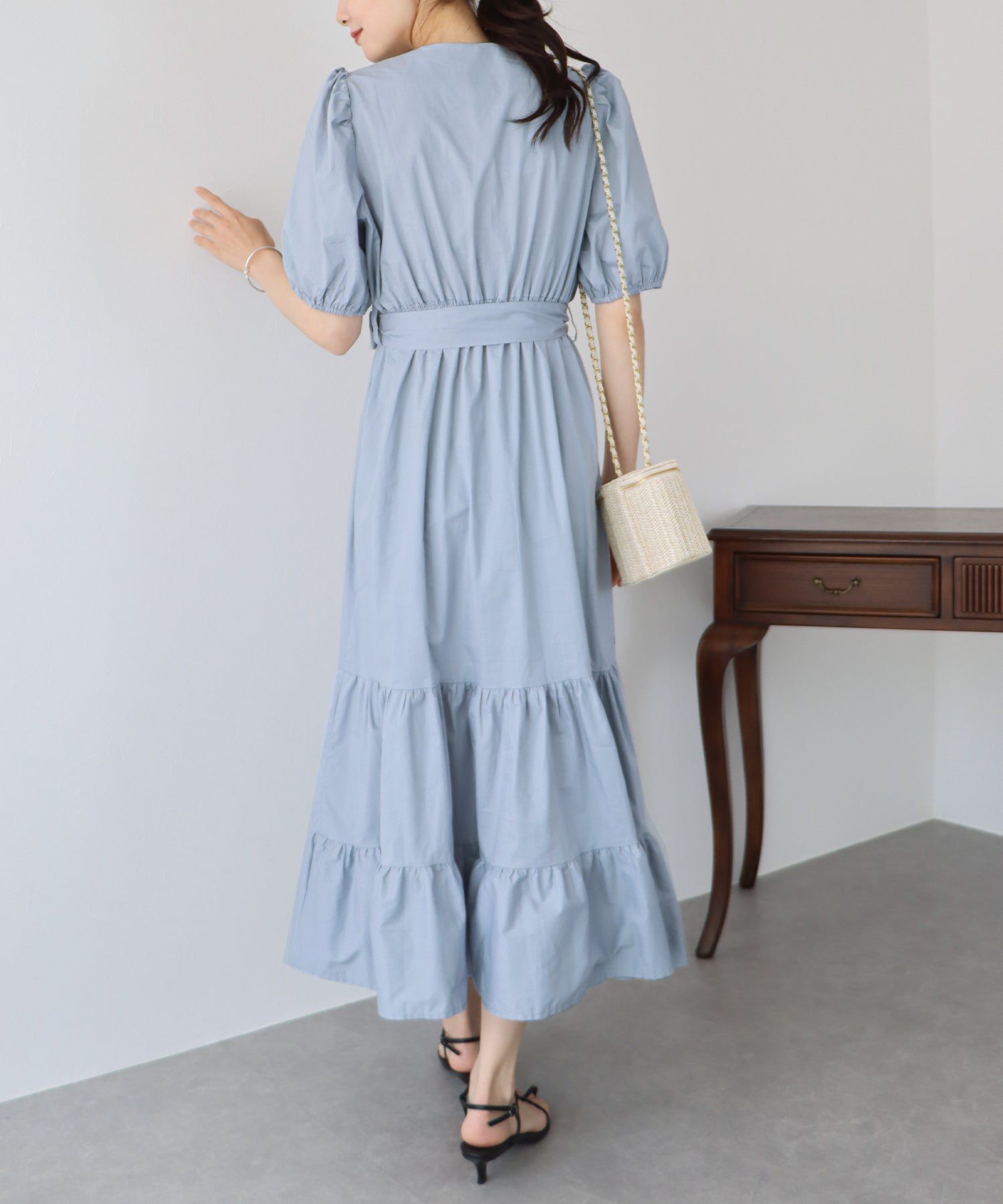 日本 BLUE EAST - 優雅小V領綁帶澎澎袖洋裝-奶茶棕