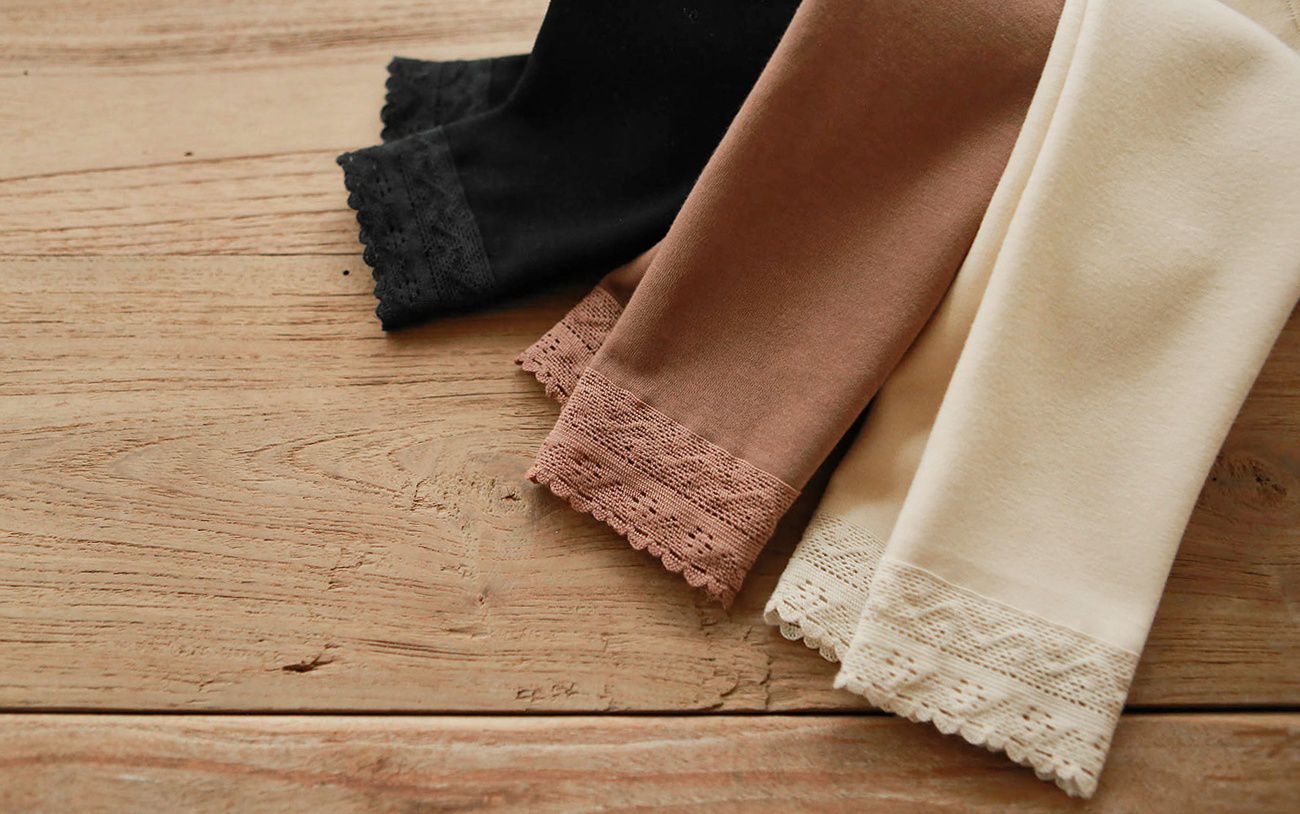 韓國 Puellaflo - 蕾絲下擺刷毛內搭褲-黑