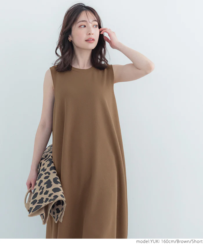 日本 COCA - 素面舒適彈性無袖A字洋裝-黑