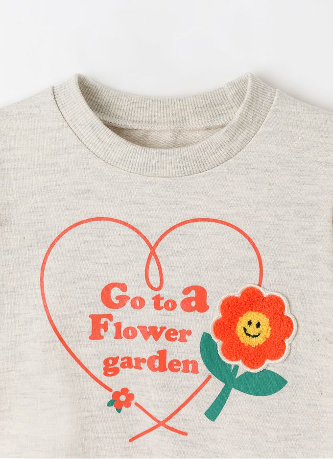 韓國 OZKIZ - 毛絨花點綴抓褶長袖大學T-燕麥灰