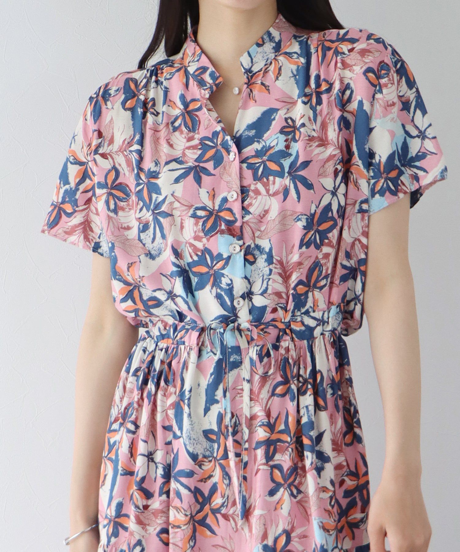 日本 BLUE EAST - 氣質小V領排釦短袖洋裝-碎花-深藍 (M(Free))