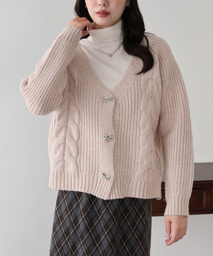 日本 BLUE EAST - 蝴蝶結寶石V領麻花粗編開襟衫-嬰兒粉 (M)