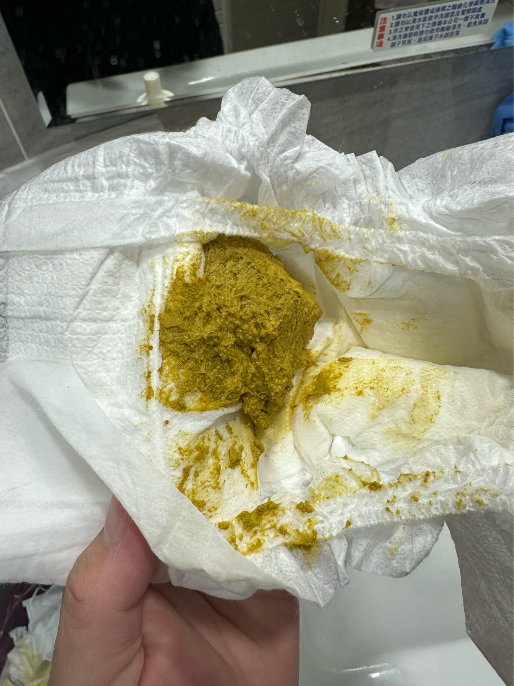 寶寶喝起賦水解大便的顏色