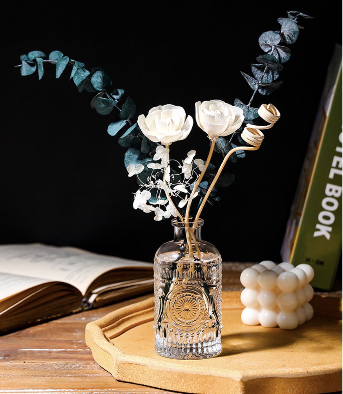 永生花款法式浮雕太陽紋玻璃瓶-室內精油香氛組-花果秘境-五星級高級飯店指定琥珀玫瑰木花果甜香-200 mL