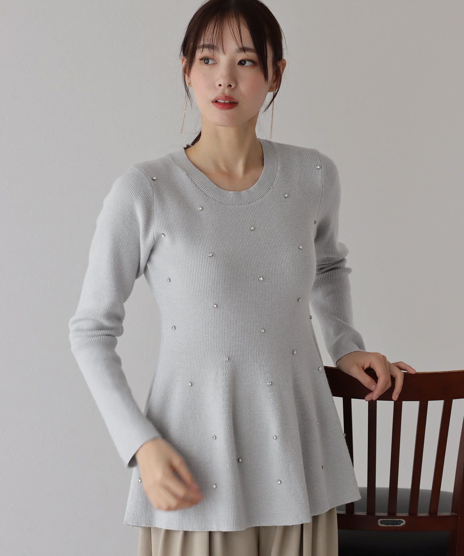 日本 BLUE EAST - 奢華墜飾傘狀修身針織上衣-黑