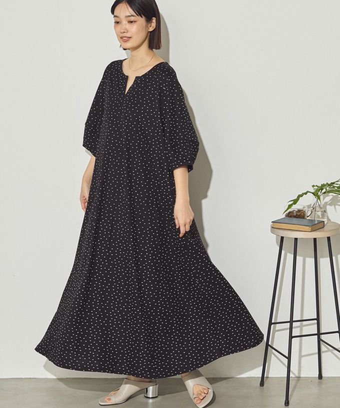 日本 Sans Souci 34+ - 接觸涼感 顯瘦A字鑰匙領五分袖洋裝-圓點-黑