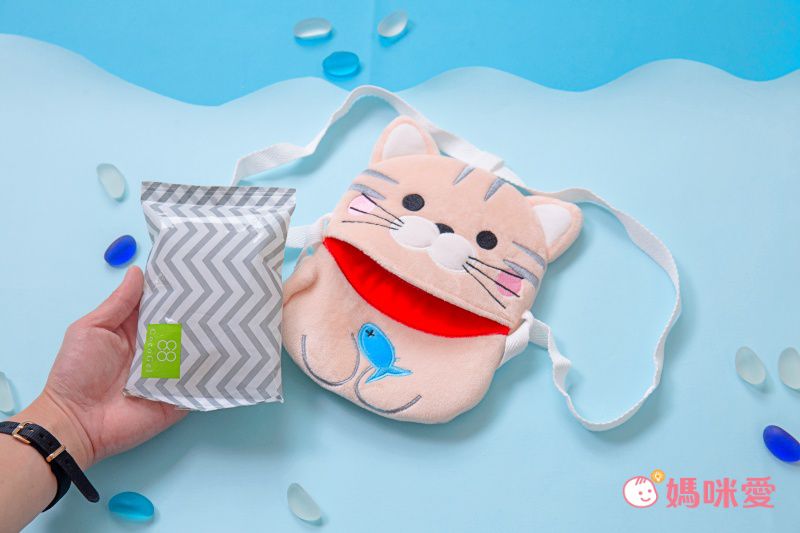 日本涼感雜貨 - 背巾/推車墊 (附保溫保冷劑/可當小背包)-企鵝-灰領巾 (約(15~22)x(18~24)cm)