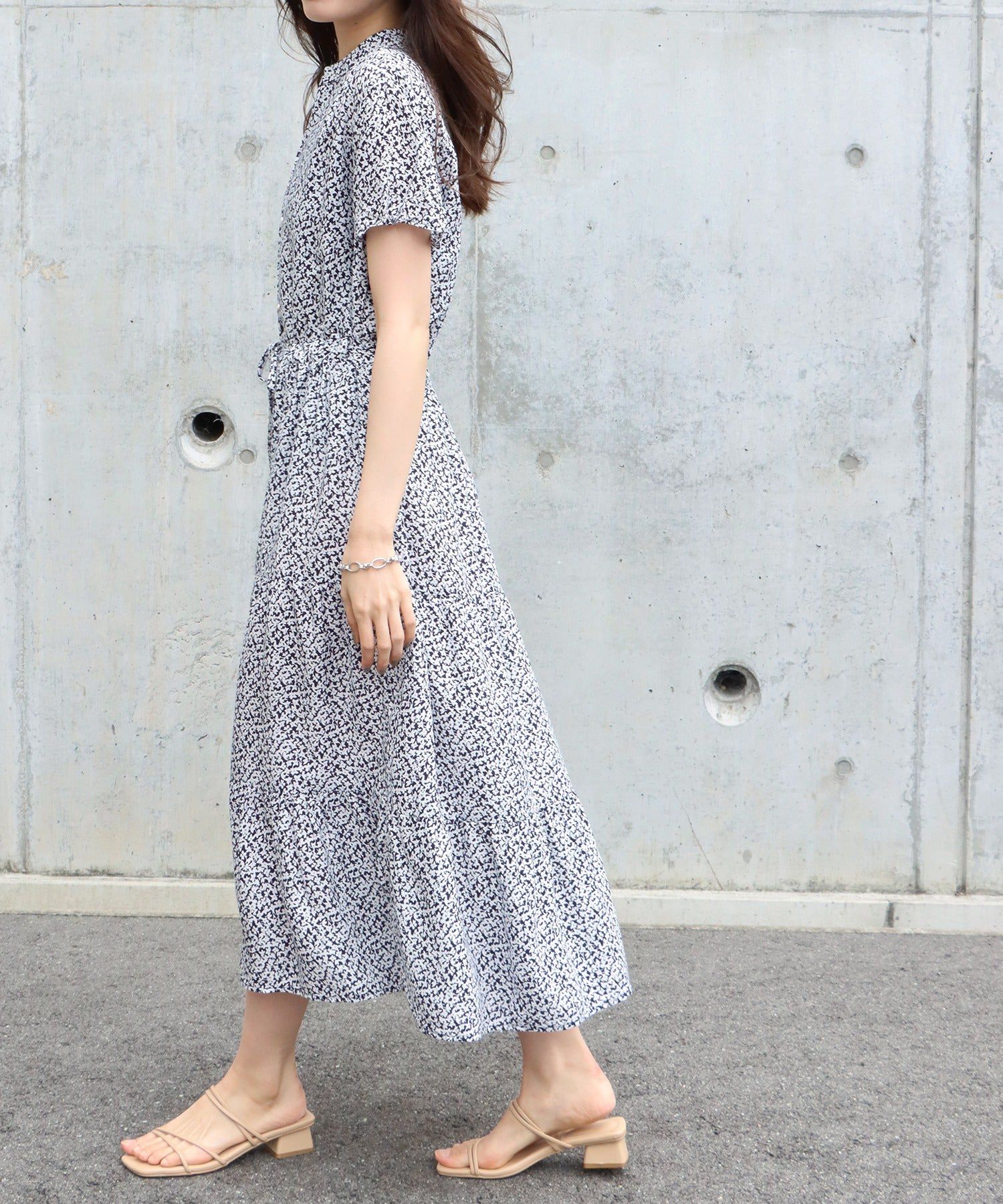 日本 BLUE EAST - 氣質小V領排釦短袖洋裝-碎花-深藍 (M(Free))