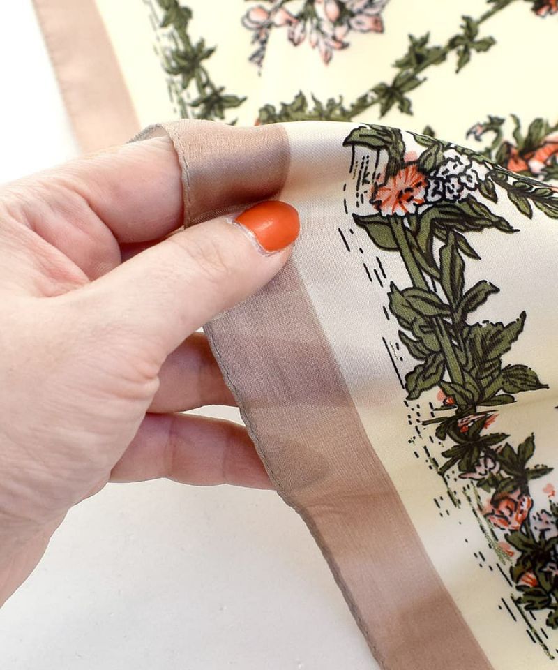 日本 zootie - 歐風質感時尚絲巾-植物圖鑑-黑x杏