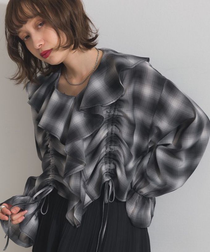 日本 ELENCARE DUE - 飄逸荷葉領浪漫抽繩長袖上衣-米棕系