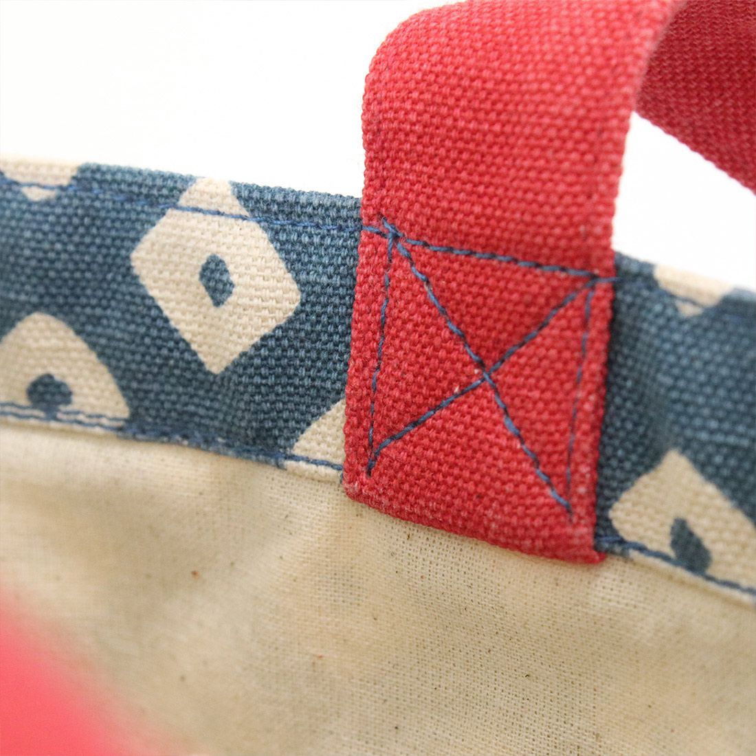 日本 TOMO - [限定]開運好物刺繡手提袋-招財貓-紅 (30×20×D10cm)