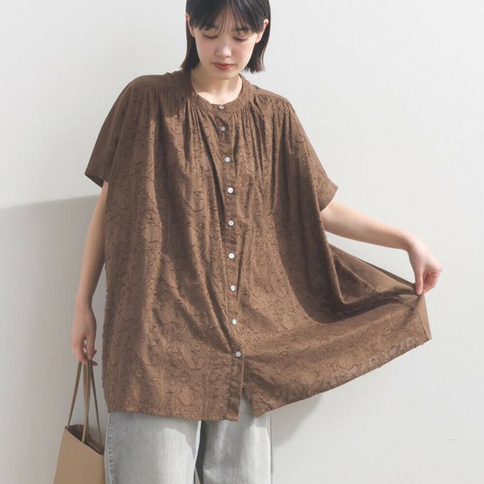 日本 OMNES - 100%棉 透膚感緹花短袖寬版襯衫-淺灰棕