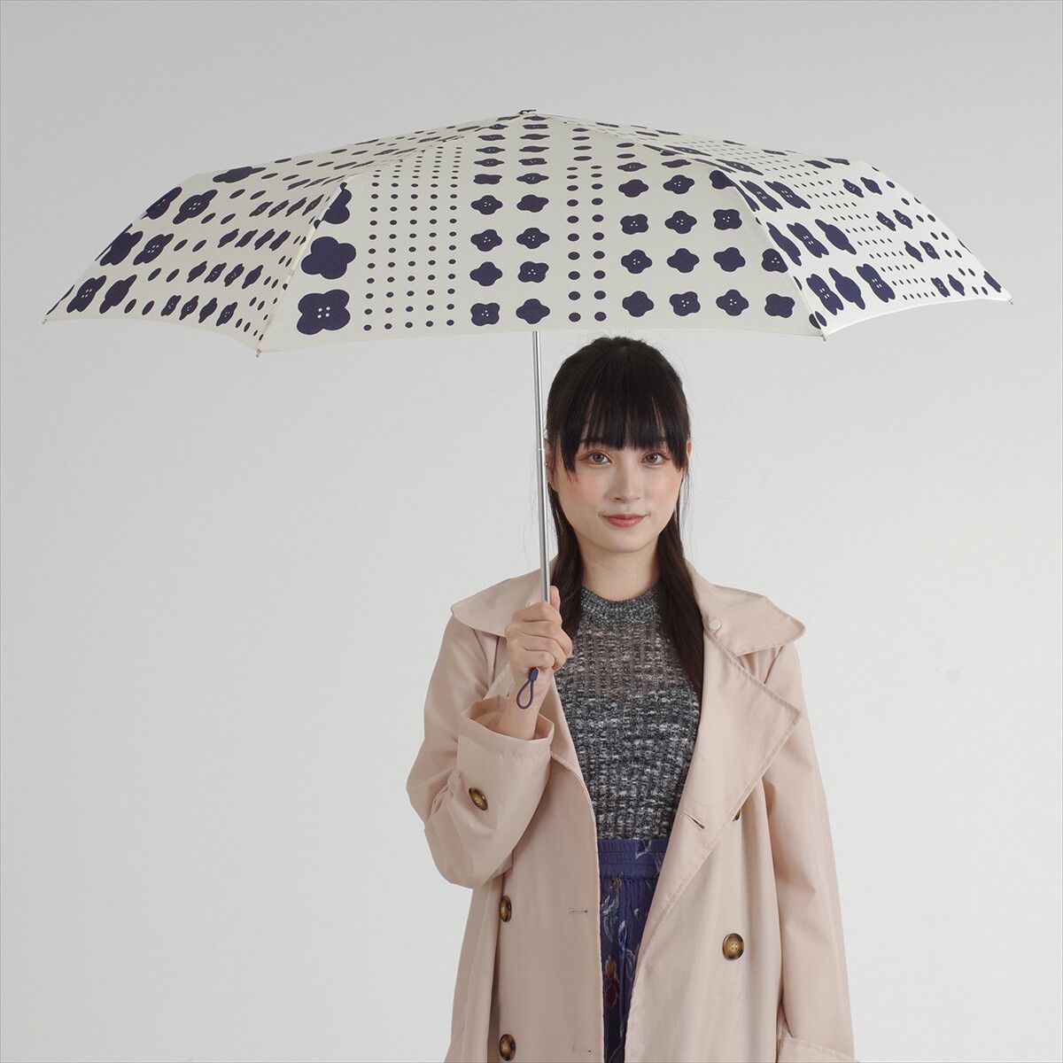 日本 nifty colors - 抗UV輕量 晴雨兩用折疊傘-點點花朵-深藍 (直徑98cm/201g)-90.0%