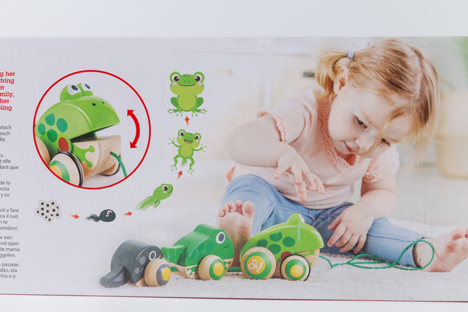 新生兒玩具福袋【1212狂歡組】含德國 Hape-拖拉青蛙家族*1+小牛津布書*1(動物農場/動物叢林/海洋世界隨機)+美國Kids II沙沙動洞球*1(顏色隨機)+日本樂雅手搖鈴/掛件隨機*1+日本樂雅洗澡玩具*1(款式隨機)-原價$2592