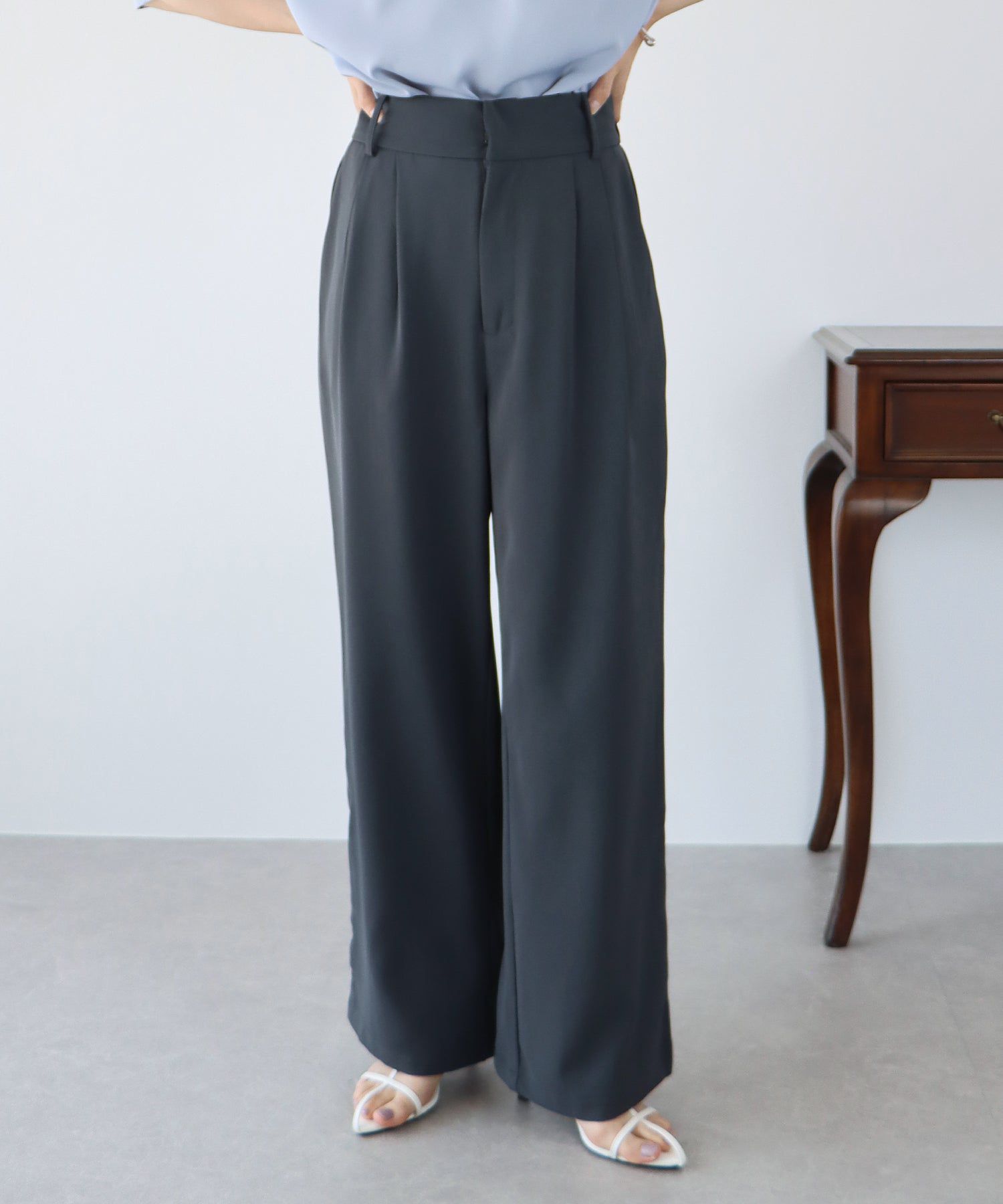 日本 BLUE EAST - 質感百搭垂墜感西裝褲-米灰