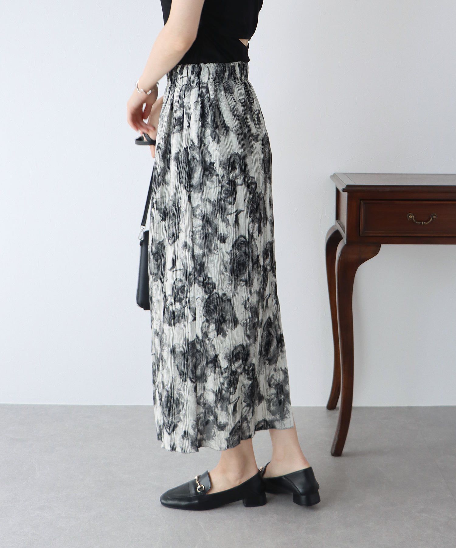 日本 BLUE EAST - 優美渲染修身長裙-黑