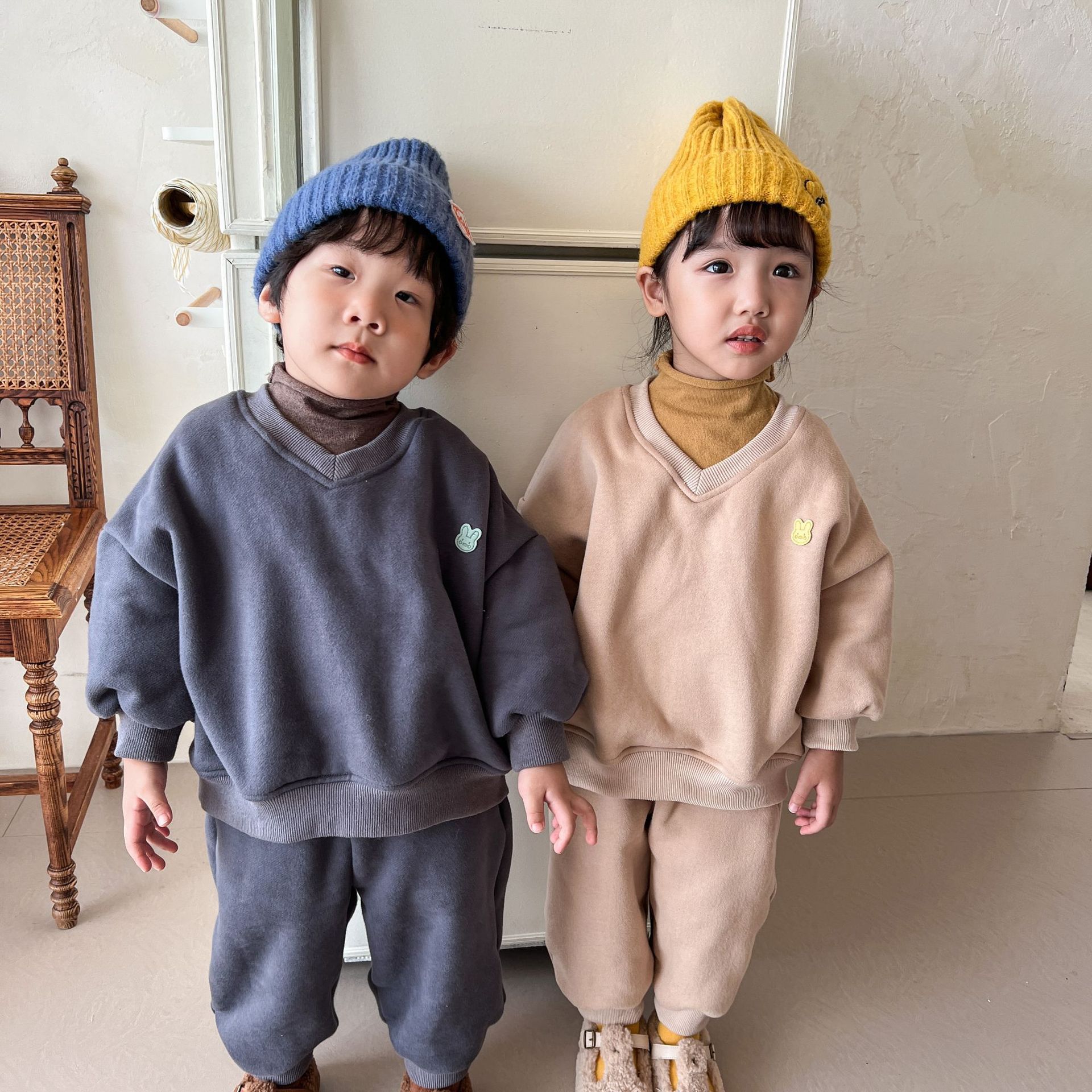 小兔徽章V領加絨長袖套裝-卡其色