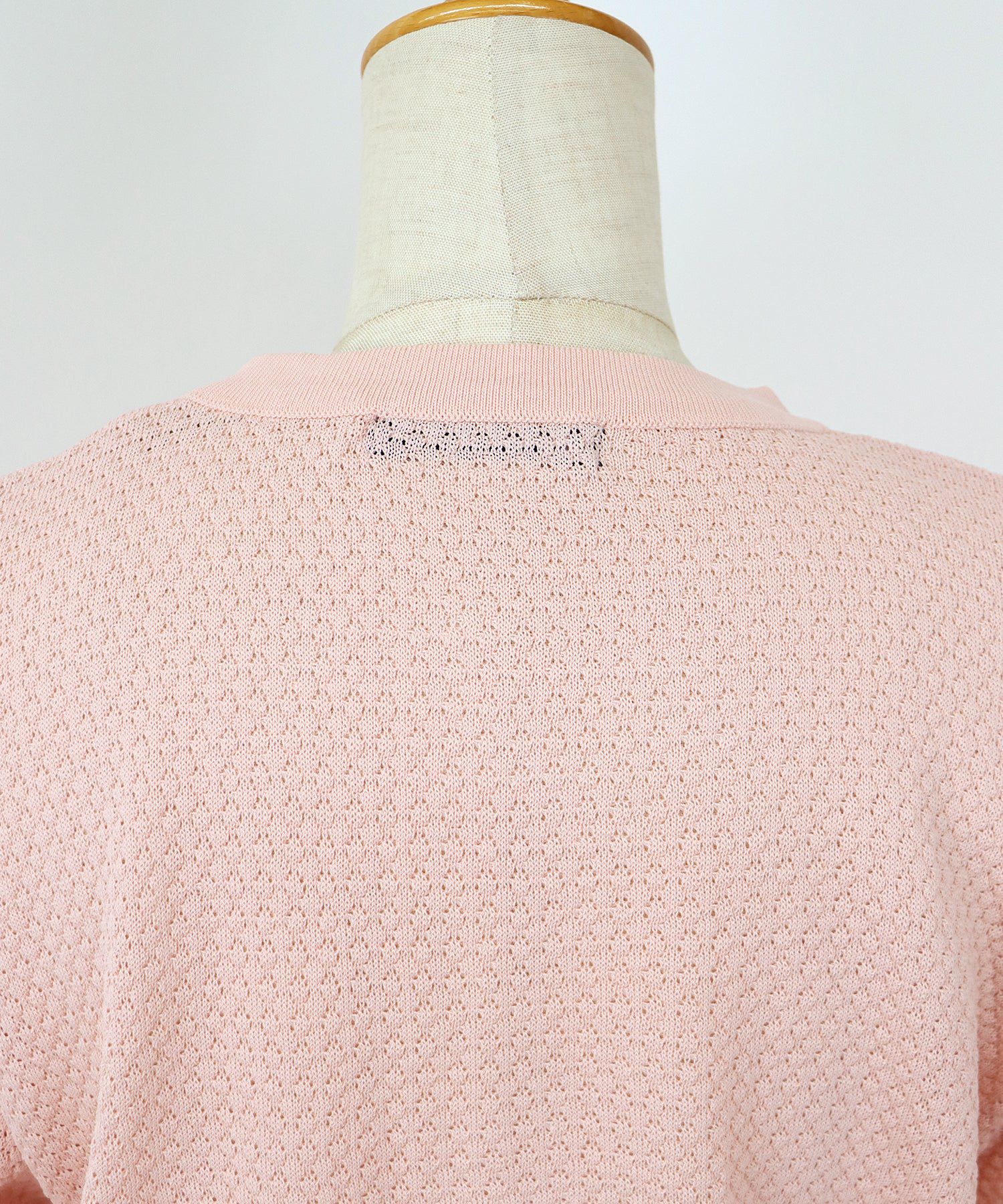 日本 BLUE EAST - 優雅圓領珍珠扣五分袖上衣-深可可