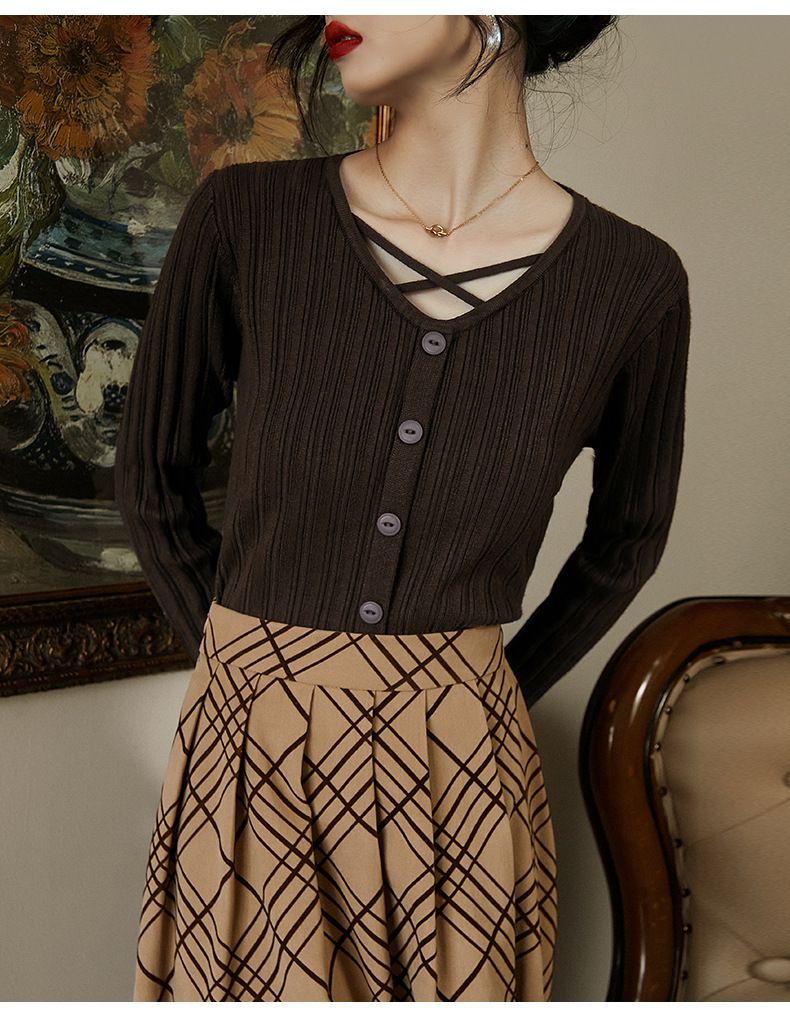 V領綁帶坑條長袖針織上衣-咖啡色