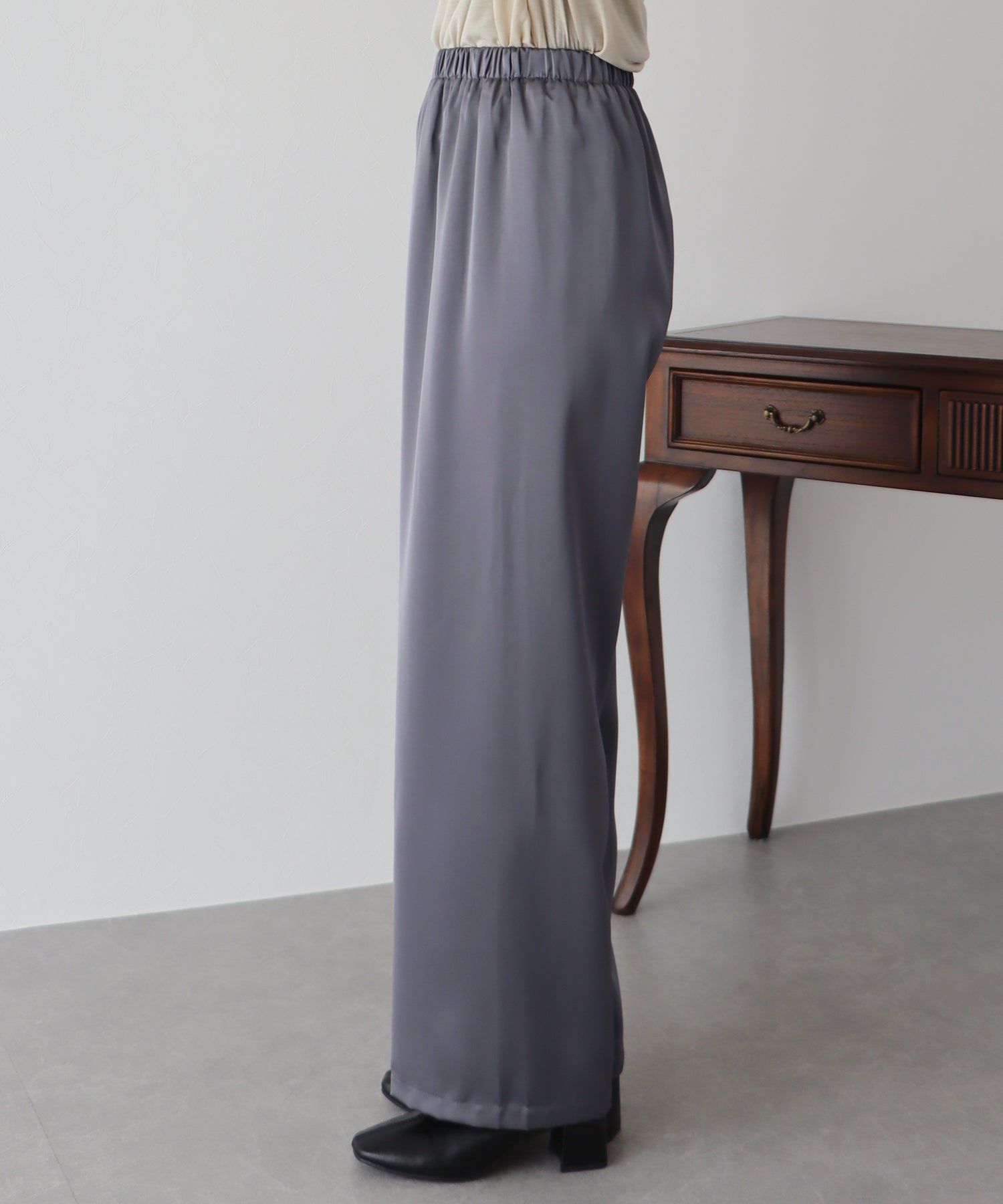 日本 BLUE EAST - 緞面光澤感垂墜感長褲-黑