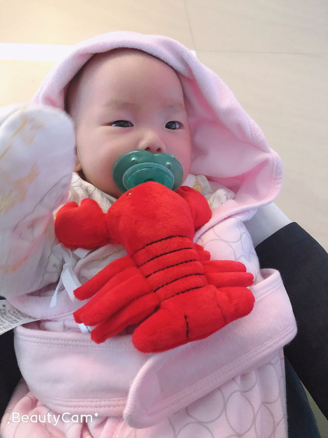 哈哈，我跟妳一樣女兒一直掉奶嘴，然後我買了⋯但是還是一直撿😂😂
