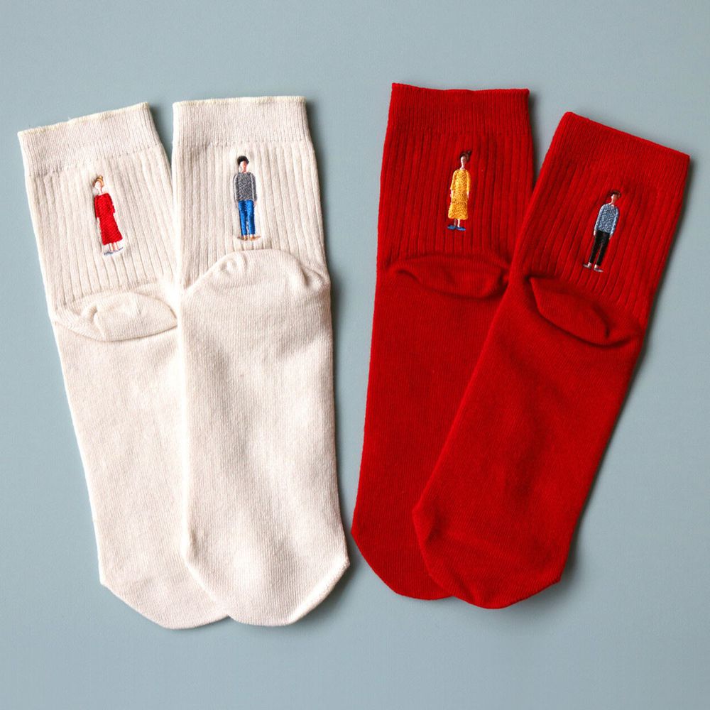 日本 KIVISDOU - (媽媽)中筒襪-超值兩雙組-刺繡人物-A(米x紅) (22.5-24.5cm)