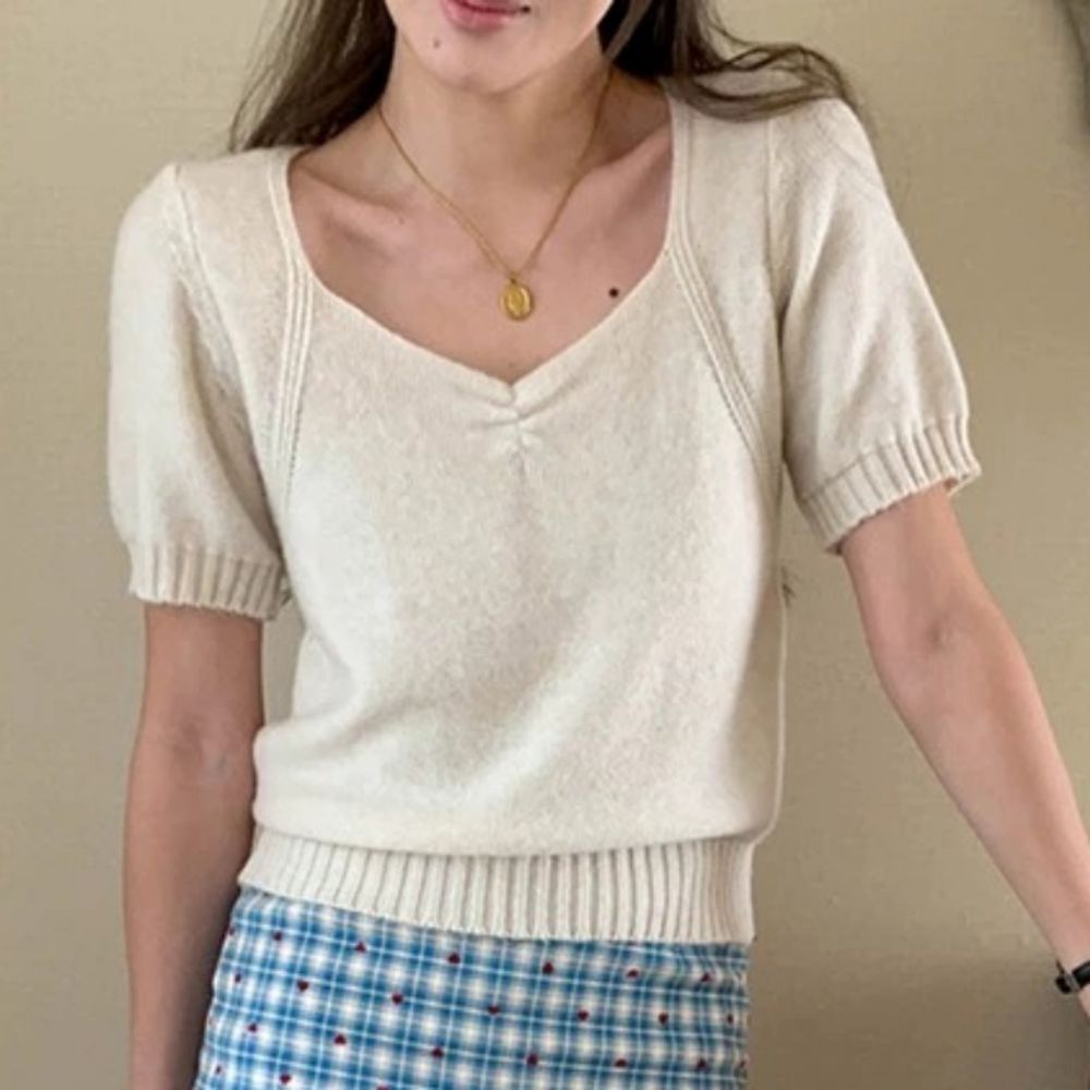 顯瘦設計感V領抓褶短袖針織上衣-米杏 (F)