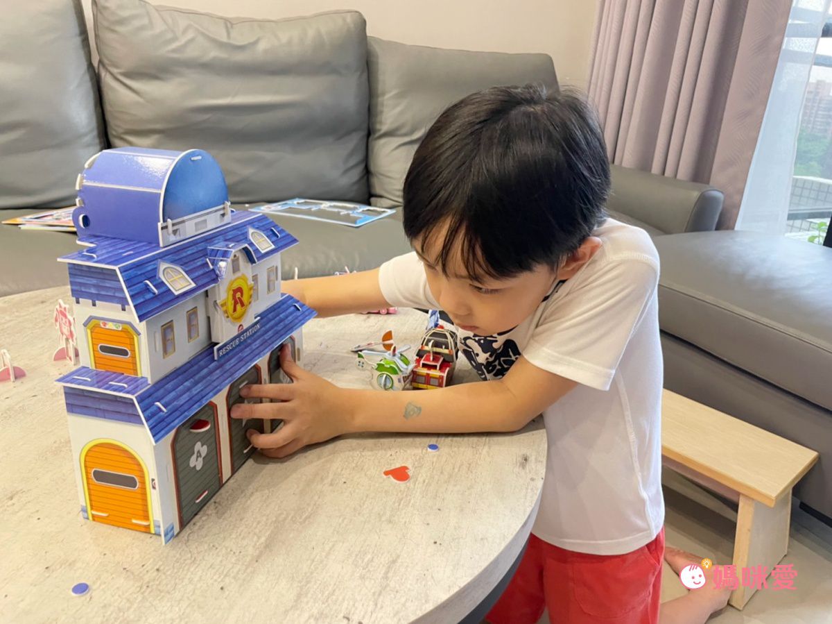 韓國最夯【韓國 ROI BOOKS】閃亮換裝寶石貼、公主彩妝遊戲書