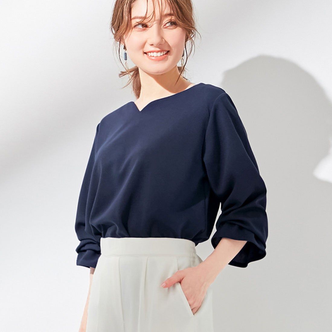 日本 BELLUNA - 優雅V領雪紡長袖上衣-可可