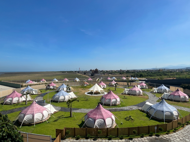 蟬說: 夕陽漫漫 Slowly Sunset Glamping - 平日入住-[豪華露營 5 米水滴帳]/四人房兩大床一泊二食再贈下午茶-12歲(含)以下孩童免費兩位可共食-優惠效期至 2024/01/31