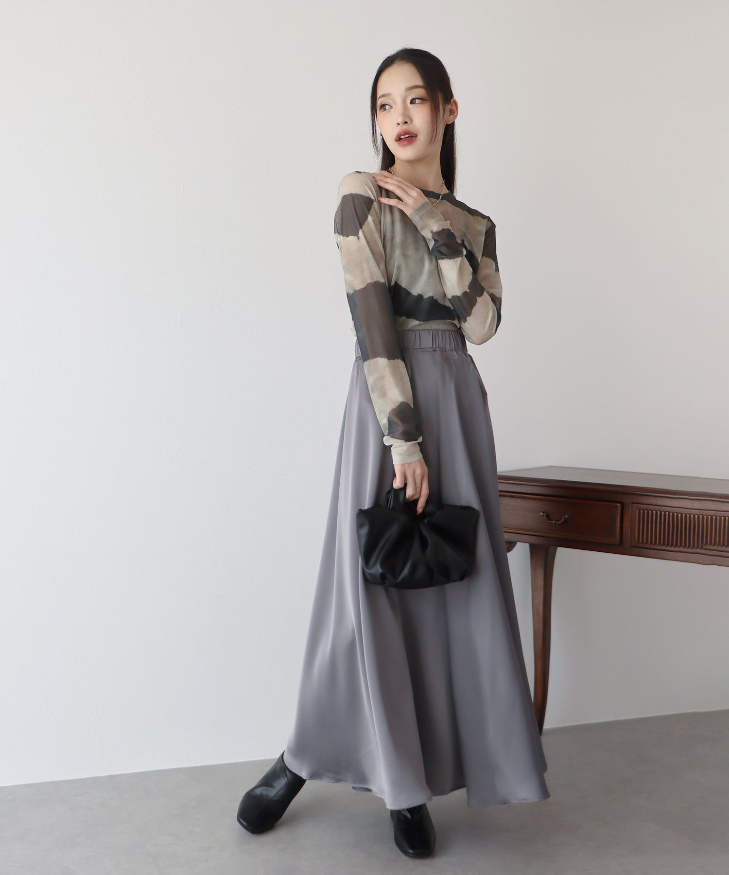 日本 BLUE EAST - 柔軟緞面光澤修身長裙-淺米杏