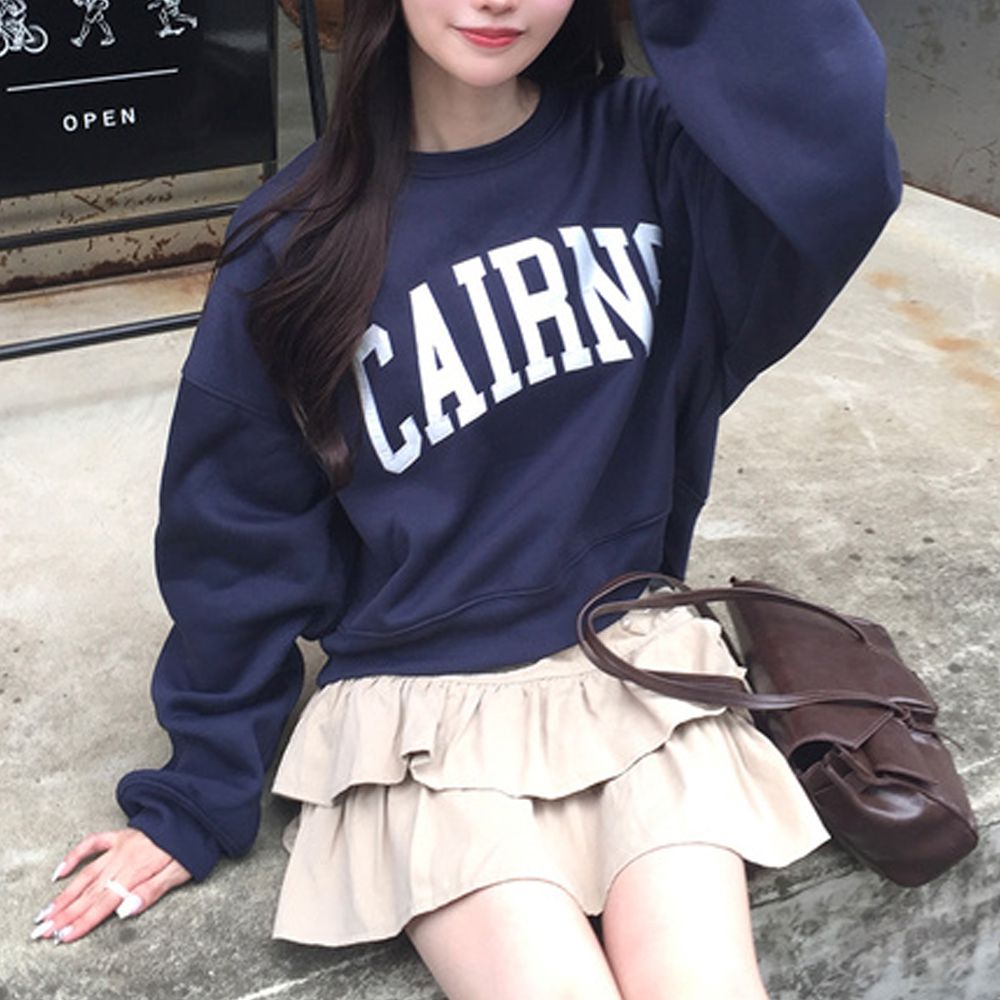 英文刺繡簡約休閒大學T-CAINS-海軍藍 (F)