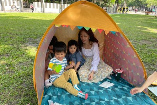 帳篷對孩子而言就是秘密基地！有著<em>遮擋陽光</em>的功用，也方便<em>放置一些隨身行李</em>。<br />許多野餐、露營愛好者都會購買高級的帳篷，但價格可能會高達3、4千元，媽媽們也許會覺得很難下手。如果是一般的家庭，偶爾才會想出門野餐的話，可以入手<em>日本的抗UV秒開帳篷</em>，不僅輕便、省下組裝的時間和力氣、使用門檻低，價格也不用1500喔！