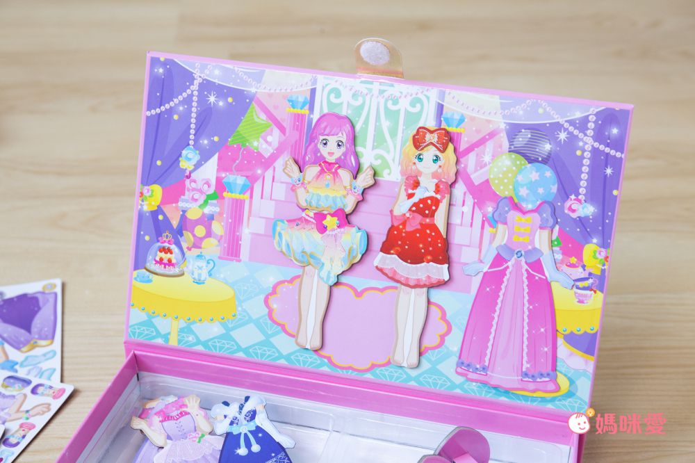 双美生活文創 - 超夢幻的公主變裝舞會  磁鐵遊戲盒-內含公主王子立體人偶4個+服裝配件磁鐵175個+夢幻換裝舞台1個