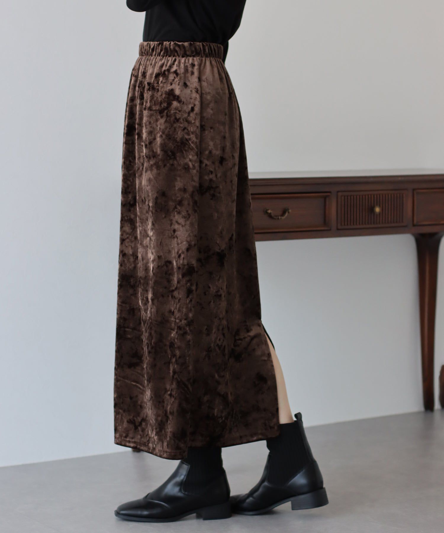 日本 BLUE EAST - 優雅絲絨感後開叉鬆緊長裙-淺摩卡