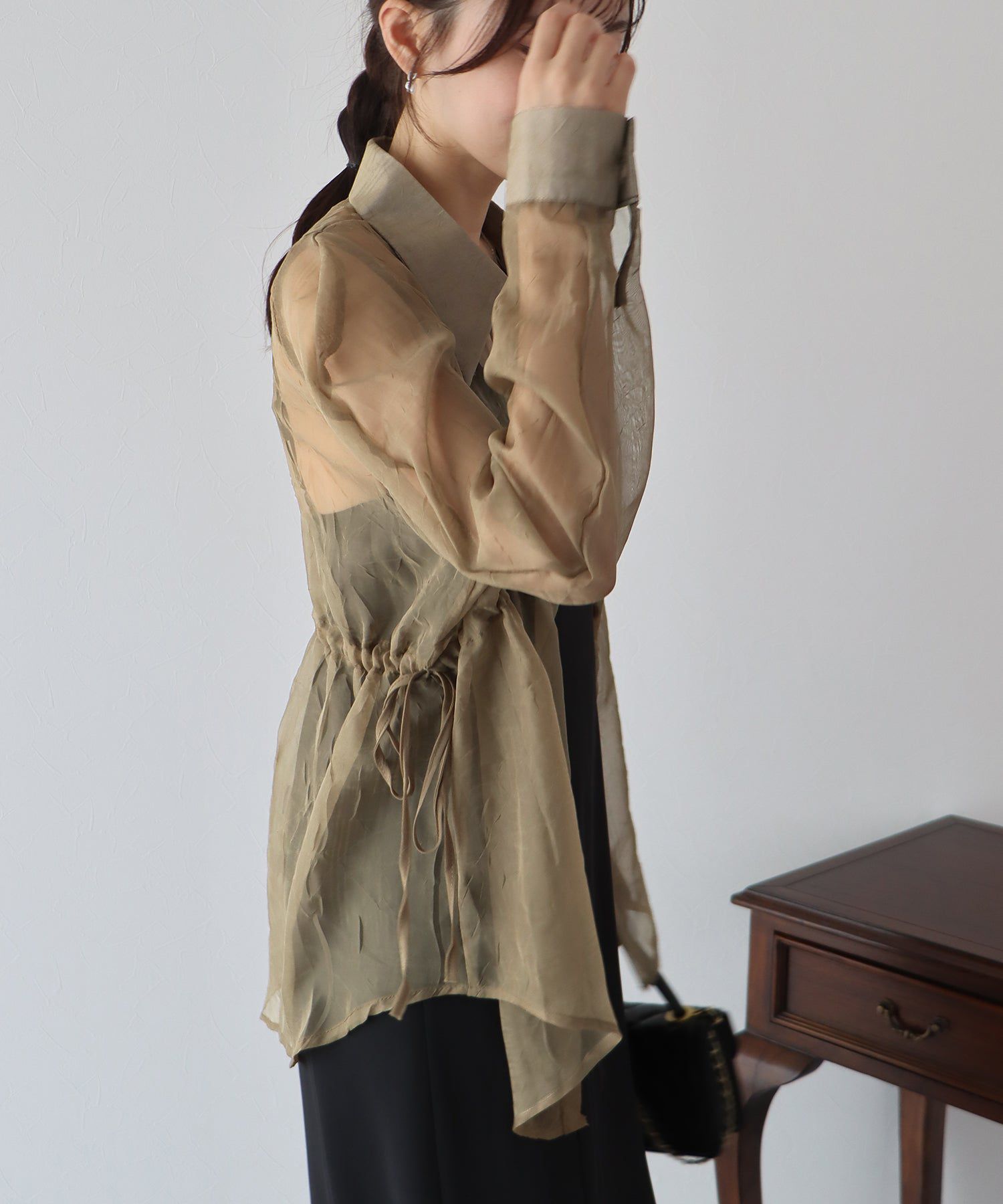 日本 BLUE EAST - 透膚抽繩翻領薄襯衫-米杏