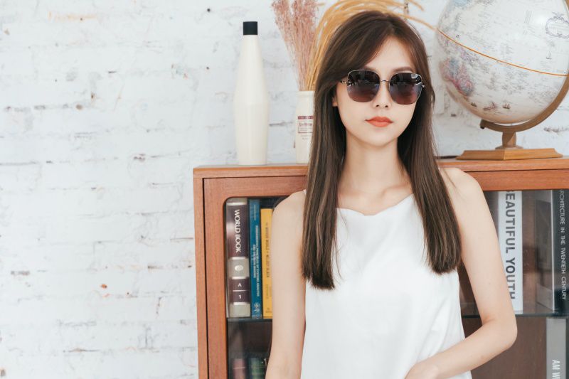 ALEGANT - 韓系超人氣瑩彩灰粉漸層微方鈦銀細框偏光墨鏡│UV400太陽眼鏡