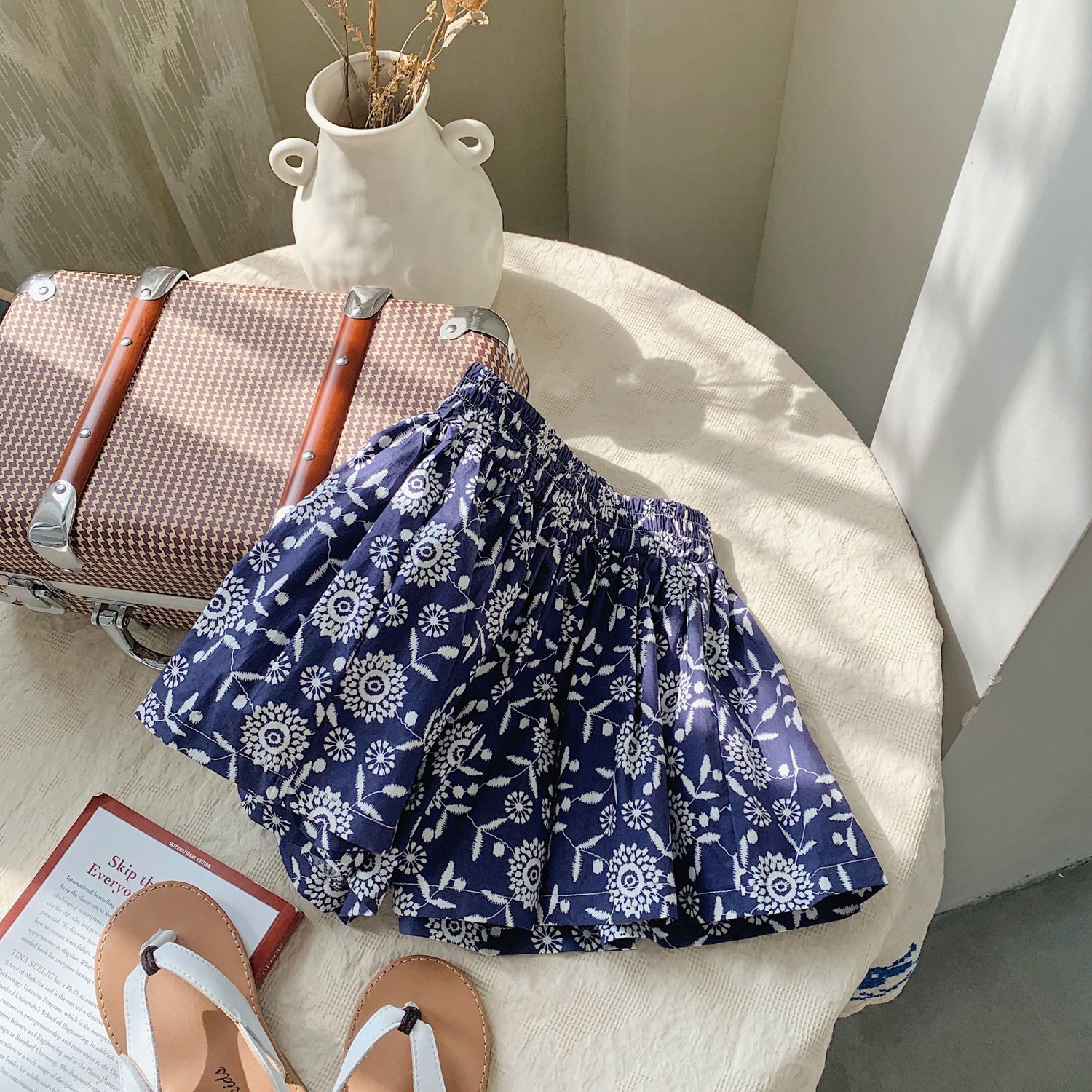 腰鬆緊小清新碎花短褲-水墨畫花-黑+白