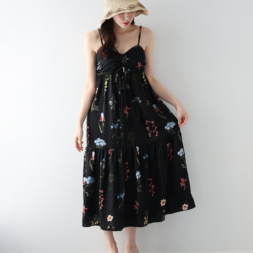 優雅皺摺度假花卉吊帶洋裝-黑 (M)