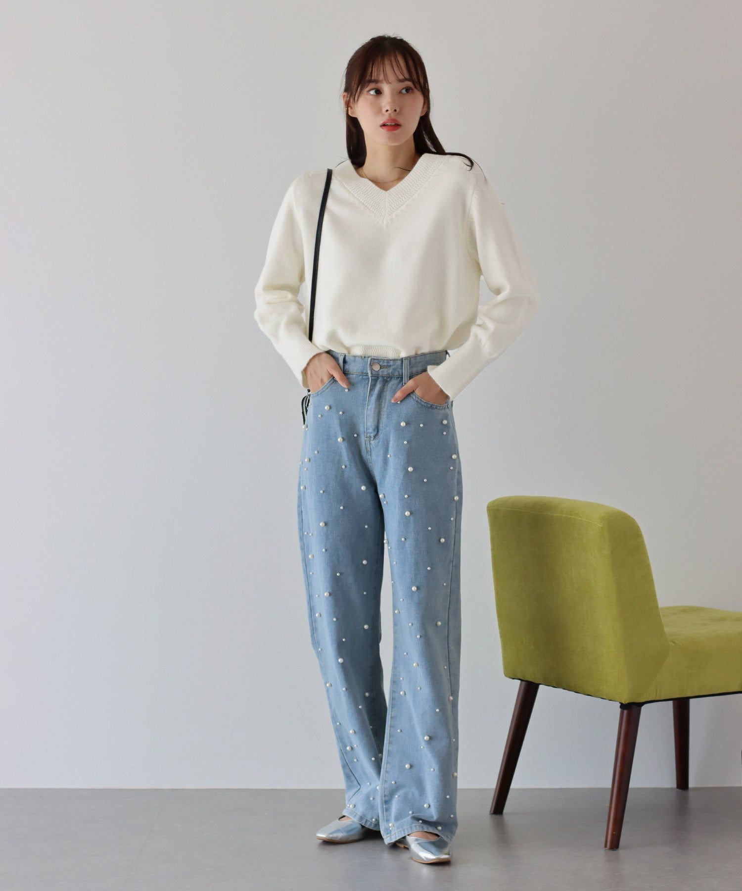 日本 BLUE EAST - 顯瘦V領柔軟針織上衣-黑