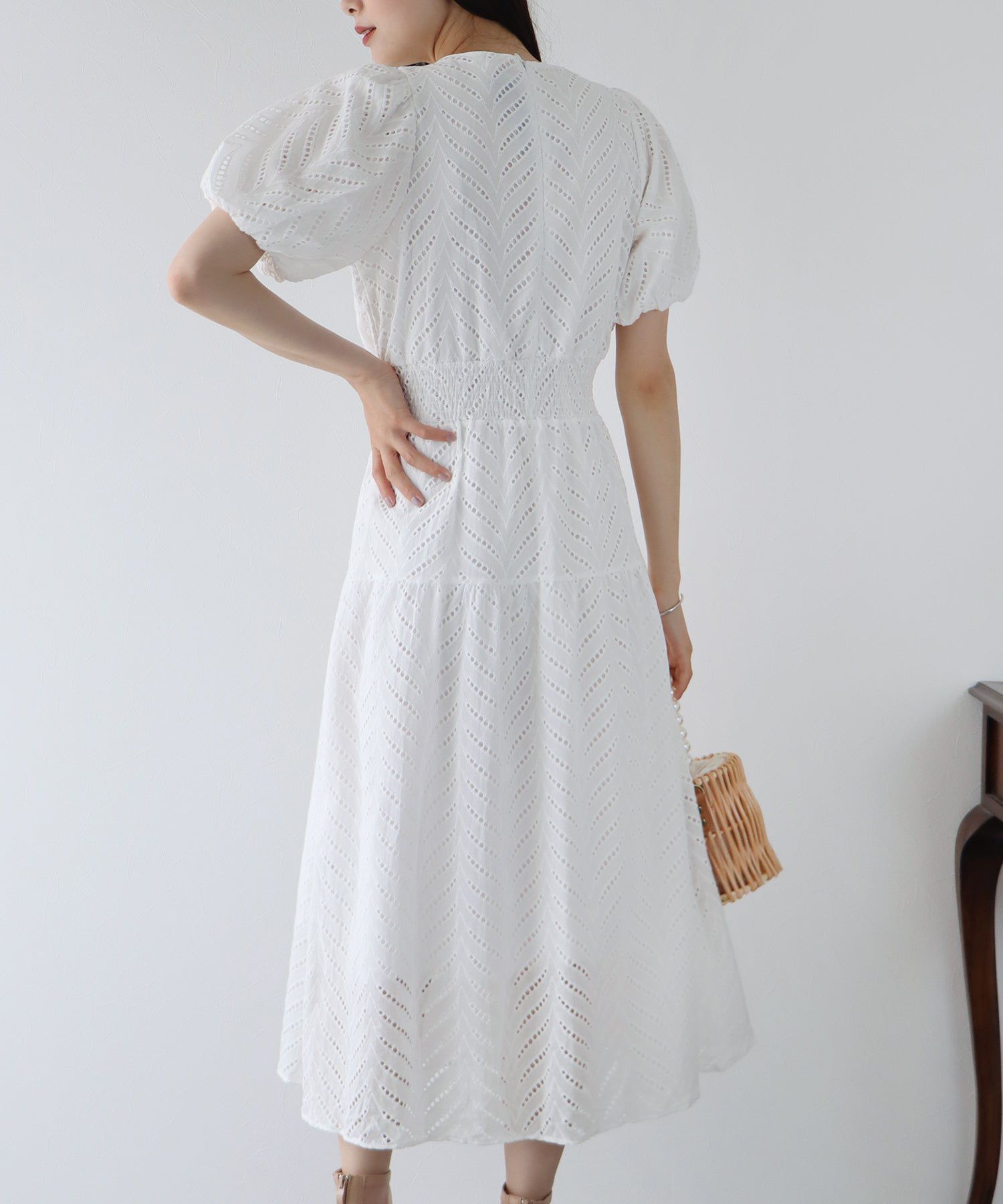 日本 BLUE EAST - 優雅雕花泡泡袖洋裝-白