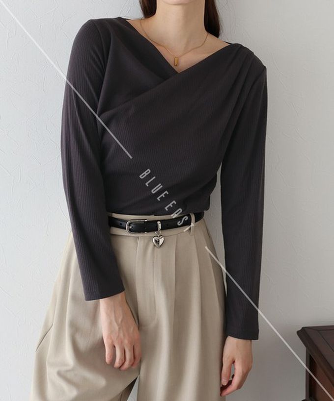 日本 BLUE EAST - 顯瘦V領垂墜感羅紋長袖上衣-淺卡其