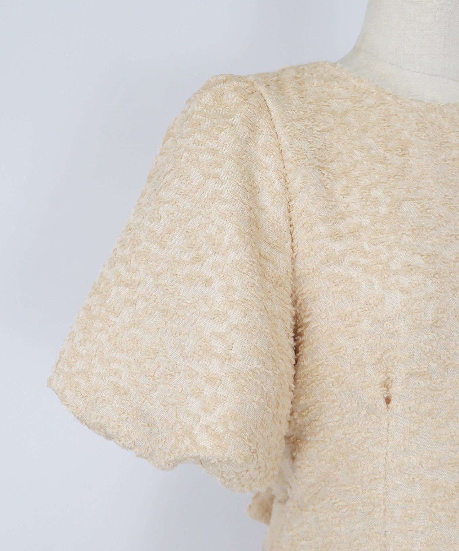 日本 BLUE EAST - 時尚抽鬚後綁帶泡泡袖洋裝-米杏