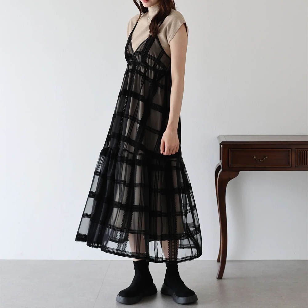 甜美植絨大格紋吊帶背心洋裝-黑