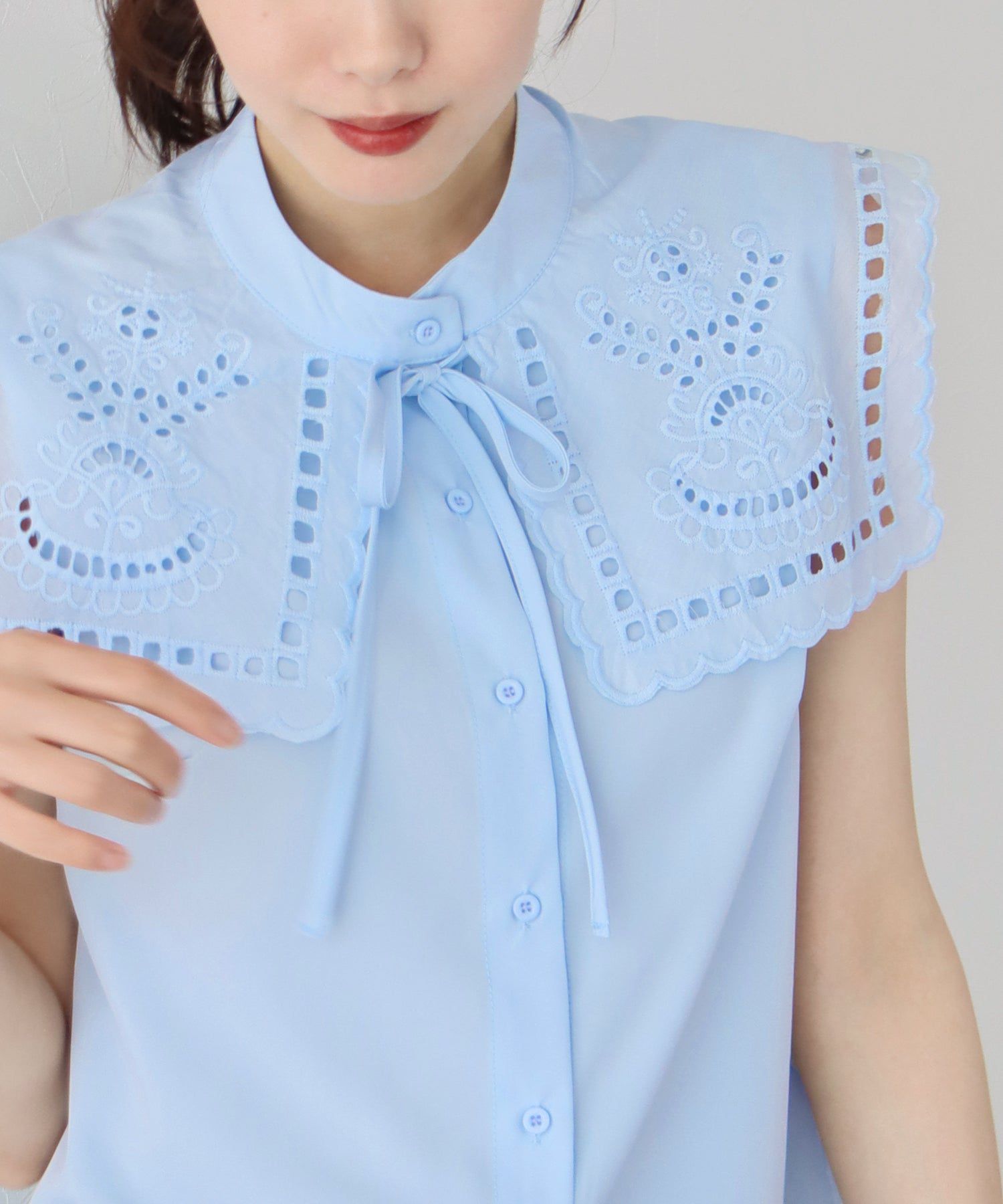 日本 BLUE EAST - 甜美蕾絲方領無袖上衣-水藍