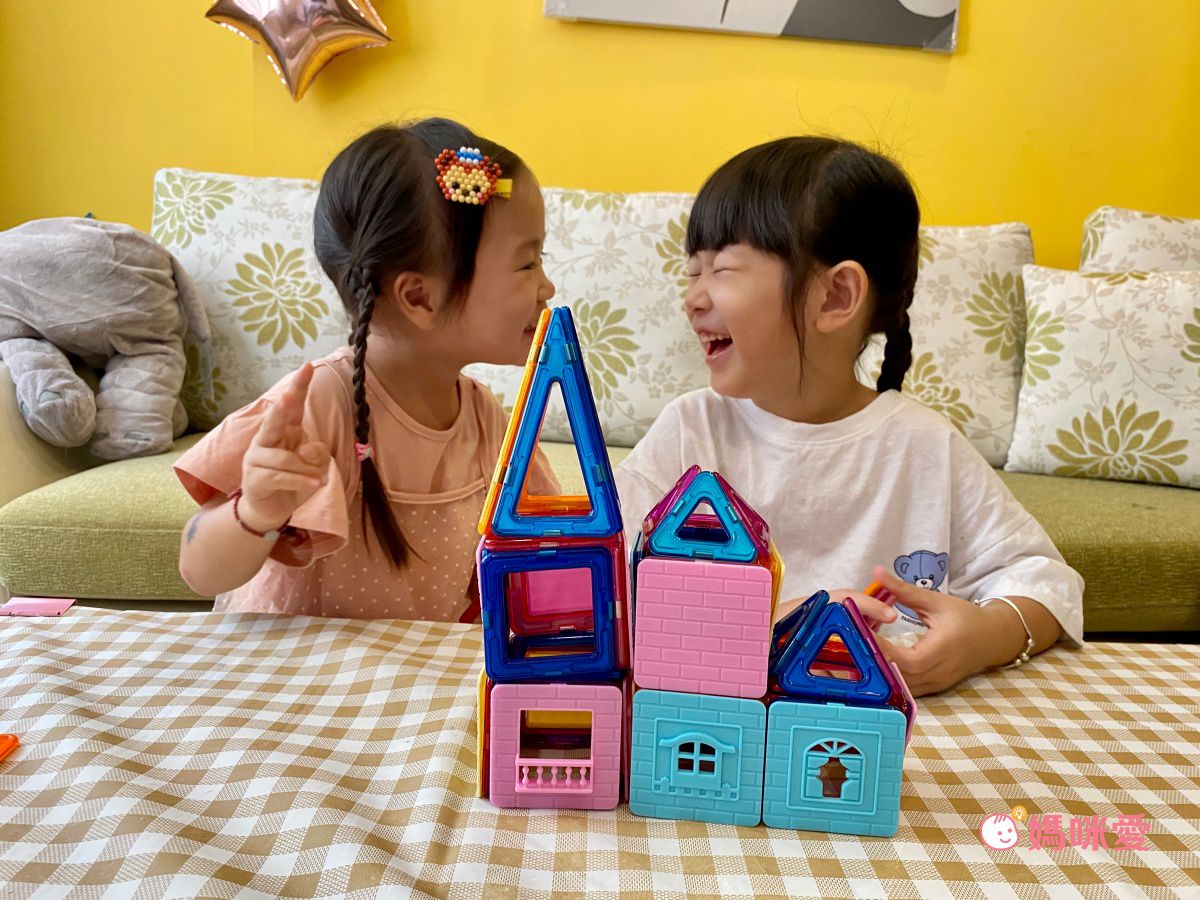 双美生活文創 - 5Q益智磁力片：童話公主城堡-內含14個三角形磁力片+28個正方形磁力片+4個等腰三角形+18個窗台配件+1本造型教學書
